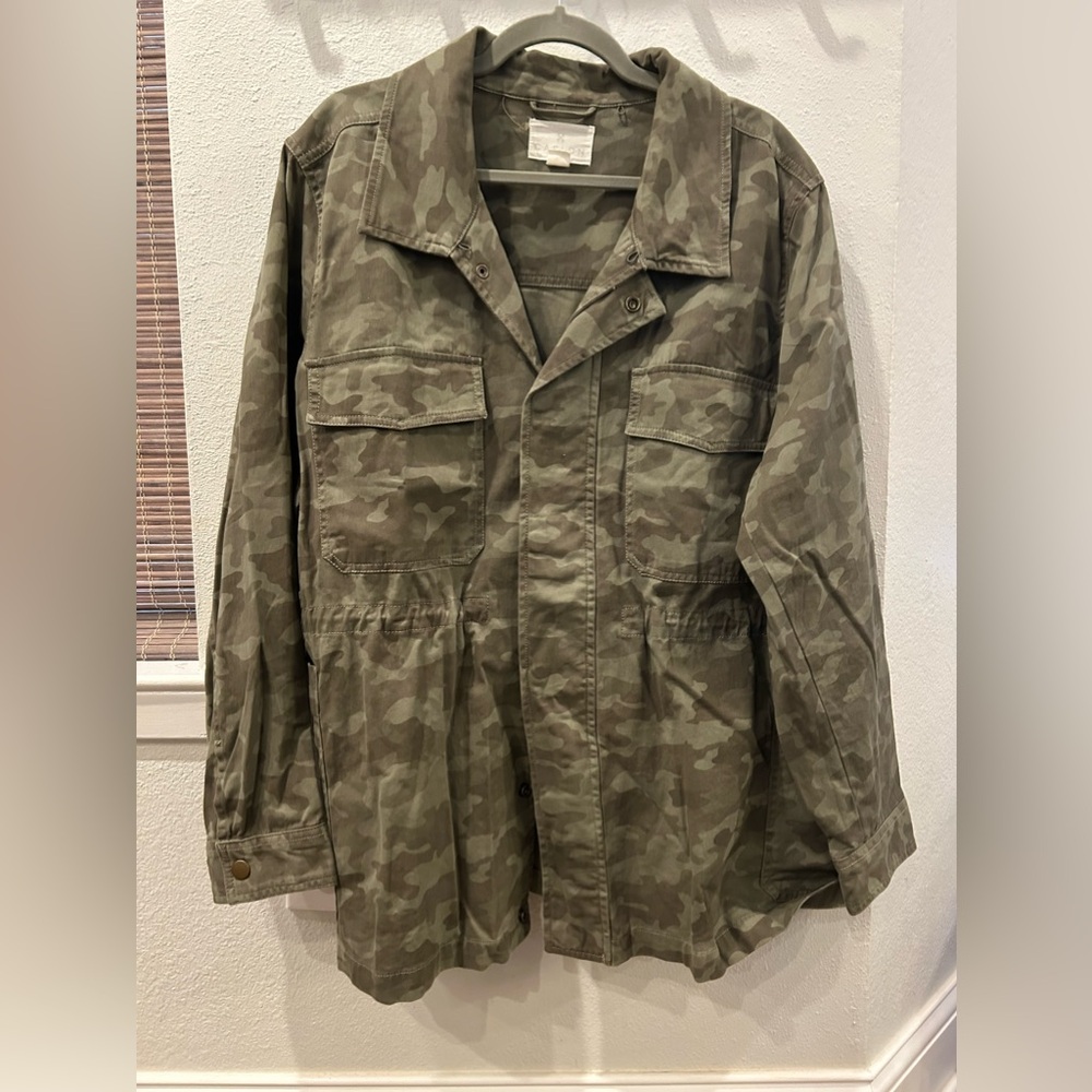 Caslon camo utility jacket. Adjustable inner waist tie.
